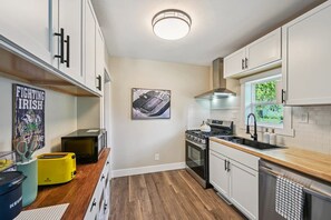 Micro-ondes, four, plaque de cuisson, lave-vaisselle