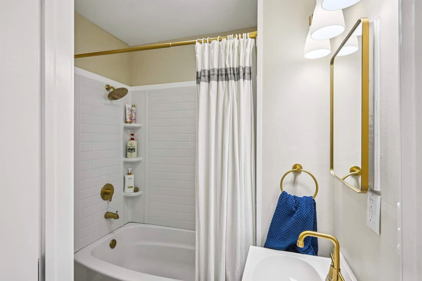 Haartrockner, Handtücher, Seife, Toilettenpapier