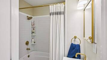 Haartrockner, Handtücher, Seife, Toilettenpapier