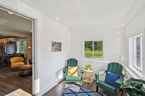 Cozy & well stocked 2-bedroom house sleeps 6 in South Bend, Walk to Notre Dame