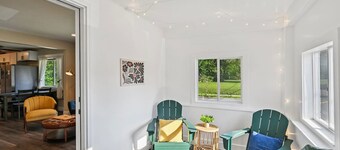 Cozy & well stocked 2-bedroom house sleeps 6 in South Bend, Walk to Notre Dame