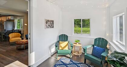 Cozy & well stocked 2-bedroom house sleeps 6 in South Bend, Walk to Notre Dame