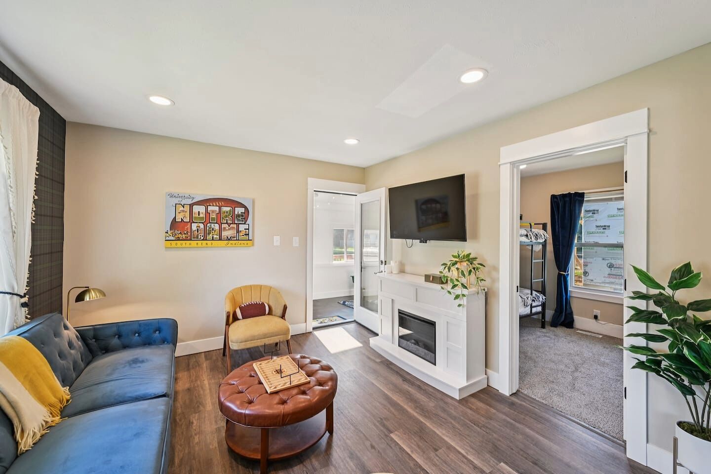 Una televisión, una chimenea