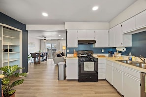 Fridge, microwave, oven, stovetop - FoCo Flex Living | Furnished Townie w/ Fenced Yard (Fort Collins)