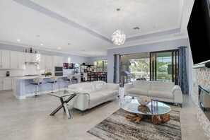Smart TV - Naples Area home with Private Pool, Hot Tub and lake views. 3 Bed/3 Bath (Naples)