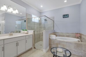 Shower, jetted tub, hair dryer, towels - Naples Area home with Private Pool, Hot Tub and lake views. 3 Bed/3 Bath (Naples)