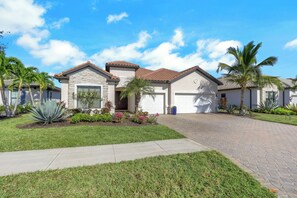 Exterior - Naples Area home with Private Pool, Hot Tub and lake views. 3 Bed/3 Bath (Naples)