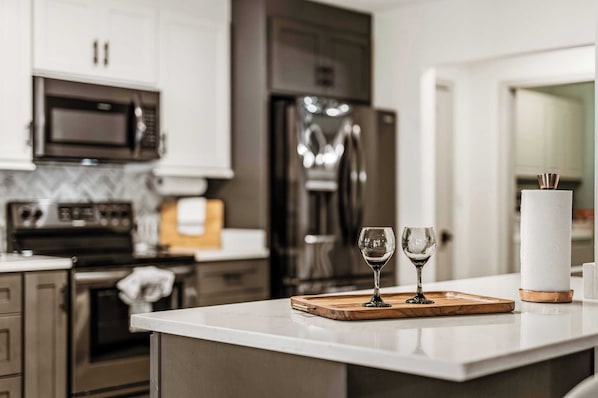 Wasserkocher mit Kaffee-/Teezubehör, Kühlschrank, Mikrowelle, Ofen