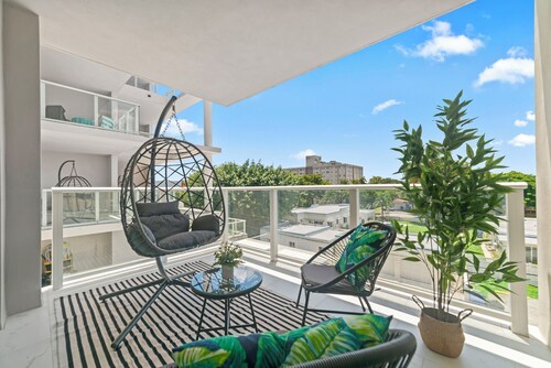  Luxury Girls Getaway | Downtown Hollywood | Private Pool | Near Beach