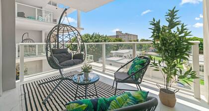 Luxury Girls Getaway | Downtown Hollywood | Private Pool | Near Beach