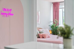 1 chambre, fer et planche à repasser, lit de bébé portatif
