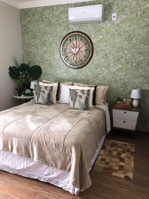 5 bedrooms, iron/ironing board, WiFi, bed sheets