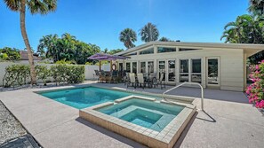 A heated pool - Relax & Recharge - Private Pool Oasis Near Beach & St. Armands Circle, Pet Friendly (Sarasota)