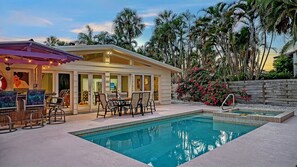 A heated pool - Relax & Recharge - Private Pool Oasis Near Beach & St. Armands Circle, Pet Friendly (Sarasota)