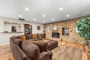 TV, books, offices, printers - Mountain Retreat Near Downtown Flagstaff (Flagstaff)