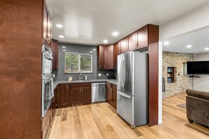 Fridge, microwave, oven, stovetop - Mountain Retreat Near Downtown Flagstaff (Flagstaff)