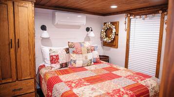 Tabla de planchar con plancha, wifi y ropa de cama