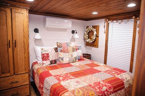 Iron/ironing board, WiFi, bed sheets - Scrooge: Cozy tiny cabin on Christmas Tree Farm in South Georgia. (Cairo)