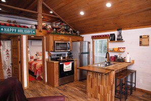 Microwave, oven, stovetop - Scrooge:  Cozy tiny cabin on Christmas Tree Farm in South Georgia. (Cairo)
