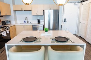 Réfrigérateur, micro-ondes, four, plaque de cuisson