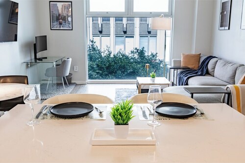 DTLA Luxe 1BR Smart Home - Gym, Work & Fast WiFi
