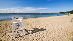 Ligstoelen aan het strand, strandlakens