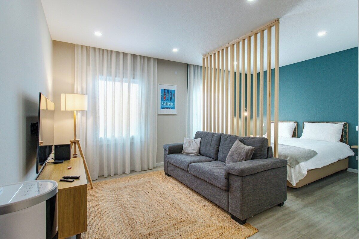 Tabla de planchar con plancha, wifi gratis y ropa de cama 