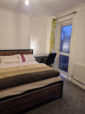 Shared Dormitory, 1 Bedroom | 1 bedroom - Room-cozy Guest Room in Central Aldersho (Aldershot)