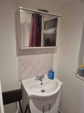 Shared Dormitory, 1 Bedroom | Bathroom - Room-cozy Guest Room in Central Aldersho (Aldershot)