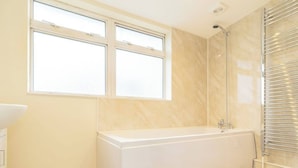 Slaapzaal, 1 slaapkamer | Badkamer