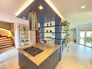 Basic Chalet | Dapur peribadi | Alat memasak/pinggan mangkuk/perkakas dapur 