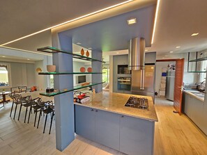 Basic Chalet | Dapur peribadi | Alat memasak/pinggan mangkuk/perkakas dapur 