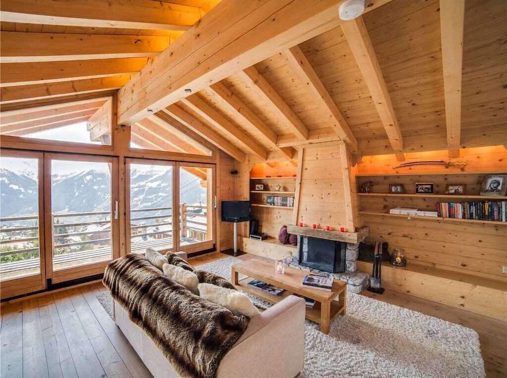 Télévision, cheminée, chaîne hi-fi