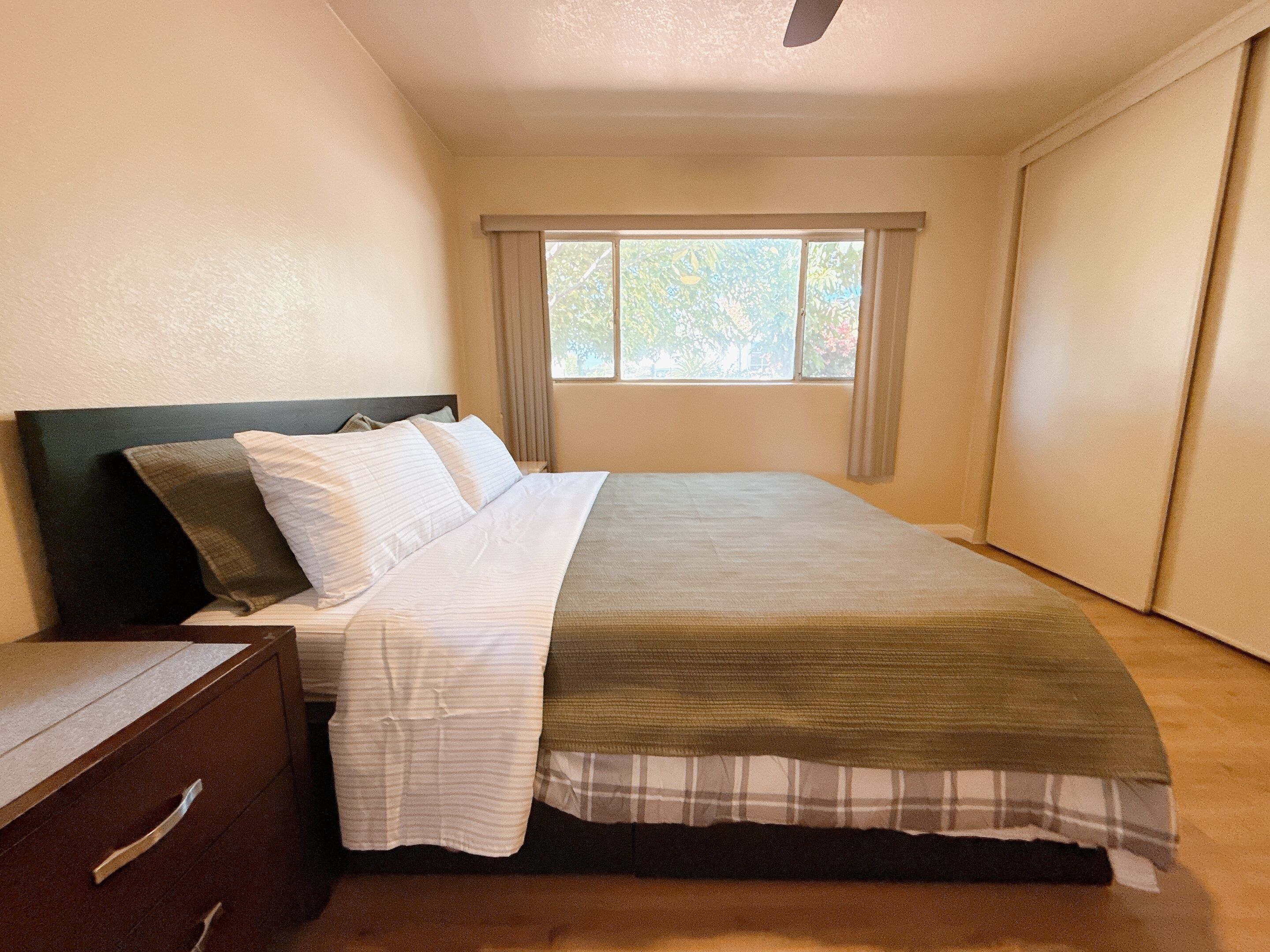 Tabla de planchar con plancha, wifi y ropa de cama 