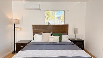 Tabla de planchar con plancha, wifi y ropa de cama