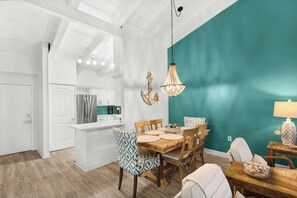 Dining - Steps to the Beach Pool  Courts  Family Fun (Destin)