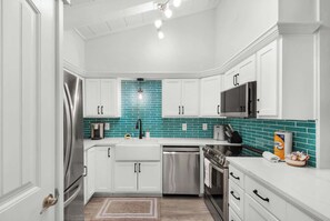 Réfrigérateur, four à micro-ondes, un four, surface de cuisson