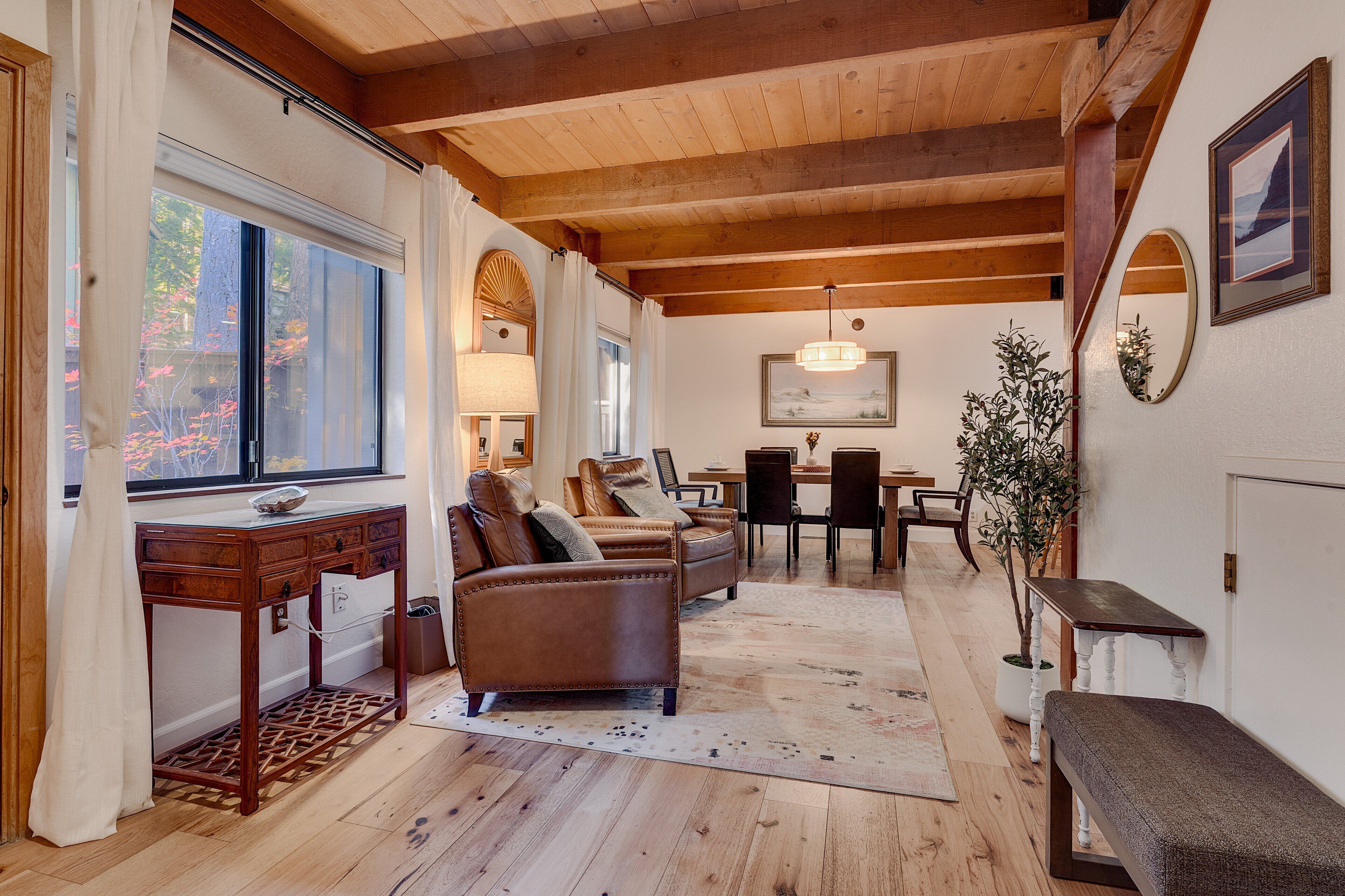 Smart-TV, Kamin, Stereoanlage