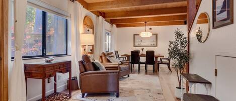 Smart-TV, Kamin, Stereoanlage