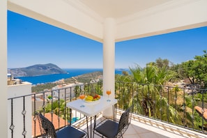 Outdoor dining - a beautiful 3-bedroom villa with breathtaking sea views (Kalkan)