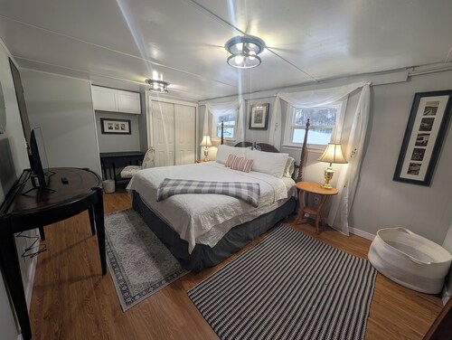 Farm Stay, convenient yet quiet - complete with cows in the backyard!