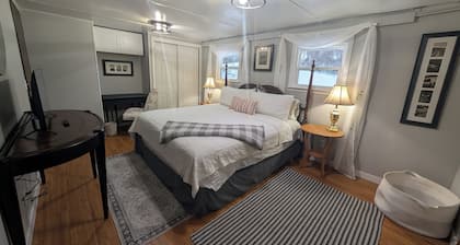 Farm Stay, convenient yet quiet - complete with cows in the backyard!
