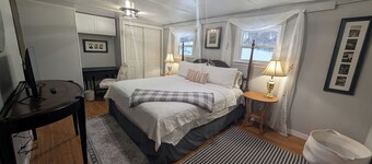 Farm Stay, convenient yet quiet - complete with cows in the backyard!