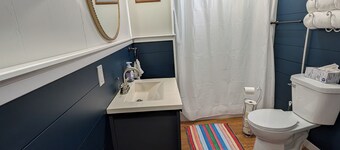 Farm Stay, convenient yet quiet - complete with cows in the backyard!