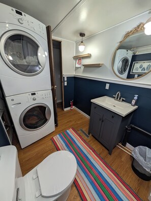 Douche, serviettes fournies, savon, papier de toilette