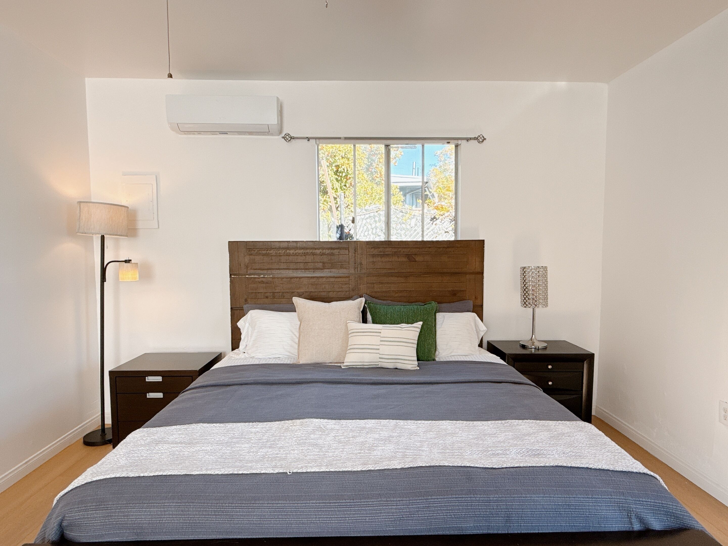 Tabla de planchar con plancha, wifi, ropa de cama