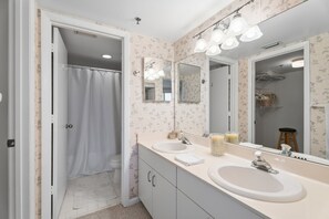 Shower, hair dryer, towels - Cozy ocean-view 2-bedroom retreat on Hutchinson Island, perfect for a relaxing getaway. (Fort Pierce)