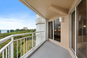 Property grounds - Cozy ocean-view 2-bedroom retreat on Hutchinson Island, perfect for a relaxing getaway. (Fort Pierce)