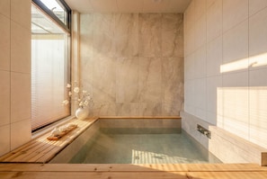 Basic Room, 1 Bedroom (Room 2 – Private Suite with Jacuzzi) | 1 bilik tidur, Wi-fi percuma