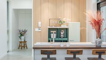 Basic-Zimmer, 1 Schlafzimmer (Room 1 โ Private Suite with Jacuzzi) | 1 Schlafzimmer, kostenloses WLAN